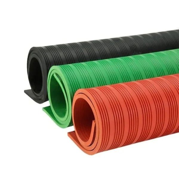 Thảm Cách Điện Bằng Cao Su: 3 Loại Phổ Biến Và 5 Thông Số Cần Biết 1 Thảm cách điện cao su chống trượt được sử dụng trước tủ điện, giúp tăng độ ổn định khi đứng thao tác và hạn chế trơn trượt tại khu vực làm việc.